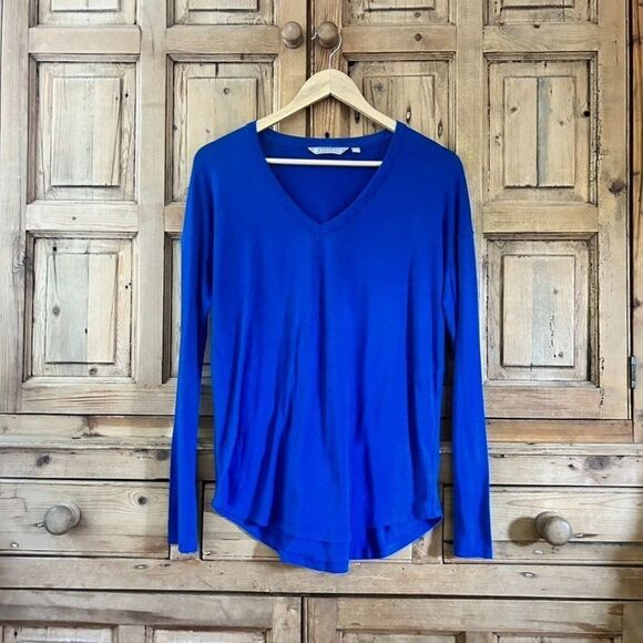 Athleta XS Blue V-Neck Long Sleeve T-Shirt Pullover - Picture 1 of 7